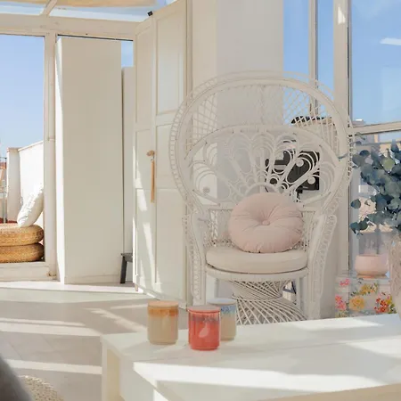 C44 Cute Penthouse Center Apartment