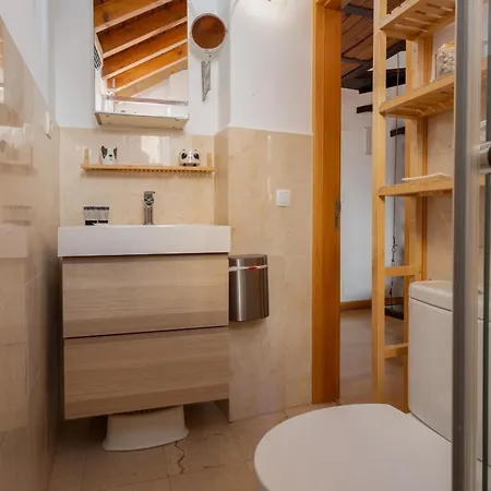 Apartment C44 Cute Penthouse Center *