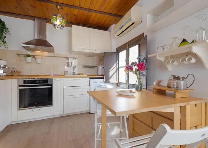 C44 Cute Penthouse Center